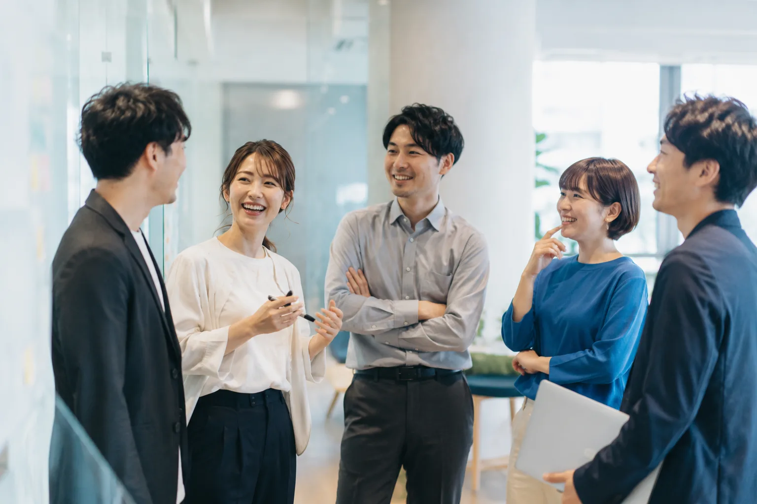 チームで談笑する様子